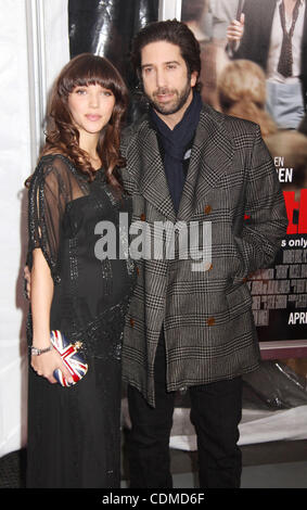 Aprile 5, 2011 - New York New York, Stati Uniti - ZOE BUCKMAN e David Schwimmer frequentare la New York premiere di "Arthur" tenutosi presso il Teatro Ziegfeld. (Credito Immagine: © Nancy Kaszerman/ZUMAPRESS.com) Foto Stock