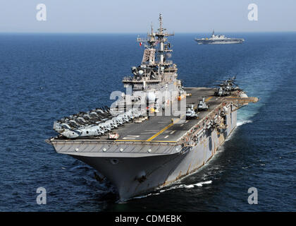 Aprile 6, 2011 - Giappone - In questa dispensa foto rilasciata dalla U.S. Navy adottate il 6 aprile 2011 all'Oceano Pacifico, il Giappone marittimo Forza di Autodifesa nave JS Hyuga (DDH 181) vapori in formazione con il distribuita Amphibious Assault nave USS Essex (LHD 2). Essex, la distribuita amphibi Foto Stock
