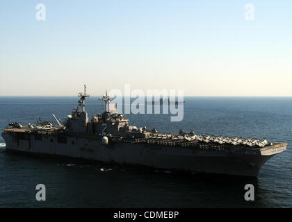 Aprile 6, 2011 - Giappone - In questa dispensa foto rilasciata dalla U.S. Navy adottate il 6 aprile 2011 all'Oceano Pacifico, il distribuita Amphibious Assault nave USS Essex (LHD 2) vapori in formazione con la Japan Maritime Self Defence Force nave JS Hyuga (DDH 181). Essex, con l'avviato 31 Marin Foto Stock
