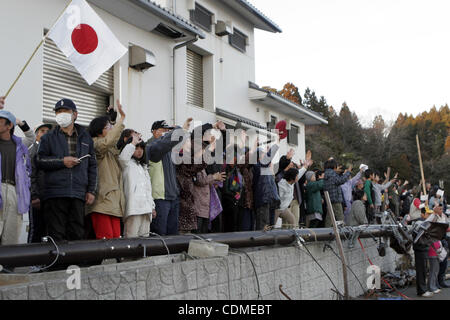 Aprile 6, 2011 - Miyagi, Giappone - OSHIMA ISOLA, Miyagi, Giappone - Circa 200 residenti Wave addio ai marines e marinai del trentunesimo Marine Expeditionary Unit, come essi bordo un U.S. Navy landing craft utility, 6 aprile. I marines e marinai speso circa sei giorni la pulizia di detriti su parti di Isla Foto Stock