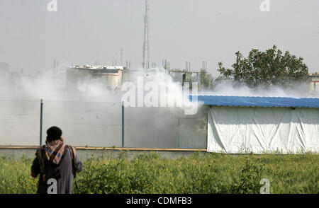 Flutti di fumo da un bombardato la polizia di Hamas training camp in Beit Lahia su Aprile 7, 2011 dopo che le truppe israeliane sgusciate due zone separate di Gaza, causando la morte di una persona e il ferimento di almeno 10. Foto di Mohammed Othman Foto Stock