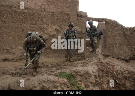 Apr 09, 2011 - Panjwayi, Kandahar, Afghanistan - i soldati del terzo plotone, Comanche Company, 1° Squadrone di seconda Stryker reggimento di cavalleria ricerca per possibili IED durante un'operazione di compensazione nei pressi del villaggio di Nakhonay nel distretto di Panjwayi della provincia di Kandahar, Afghanistan, sabato. Il battali Foto Stock