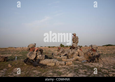 Apr 09, 2011 - Panjwayi, Kandahar, Afghanistan - i soldati del terzo plotone, Comanche Company, 1° Squadrone di seconda Stryker reggimento di cavalleria di riposo durante un'operazione di compensazione nei pressi del villaggio di Nakhonay nel distretto di Panjwayi della provincia di Kandahar, Afghanistan, sabato. Il battaglione di compensazione dimensioni op Foto Stock