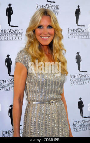 Aprile 9, 2011 - Beverly Hills, in California, Stati Uniti - L'attrice/modello ALANA STEWART pone per i fotografi durante gli arrivi per il John Wayne Cancer Institute 26 ausiliario annuale sfera Odyssey tenutosi presso il Beverly Hilton Hotel. Foto Stock