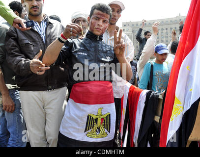 I manifestanti cantano slogan come essi marzo a seguito di un attacco da parte delle forze di sicurezza nella piazza Tahrir, al Cairo, in Egitto, sabato, 9 aprile 2011. Manifestanti hanno bruciato auto e si barricarono con filo spinato all'interno di una centrale Piazza del Cairo chiedendo le dimissioni del militare la testa le truppe dopo v Foto Stock