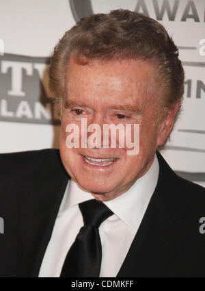 Apr. 10, 2011 - New York New York, Stati Uniti - Talk show host Regis Philbin assiste il 2011 TV Land Awards tenutosi presso il Jacob Javits Center. (Credito Immagine: © Nancy Kaszerman/ZUMAPRESS.com) Foto Stock