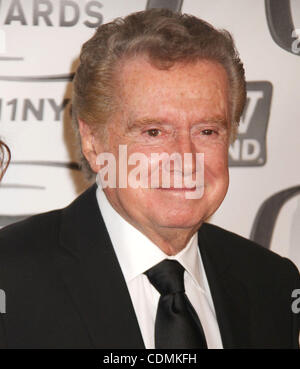 Apr. 10, 2011 - New York New York, Stati Uniti - Talk show host Regis Philbin assiste il 2011 TV Land Awards tenutosi presso il Jacob Javits Center. (Credito Immagine: © Nancy Kaszerman/ZUMAPRESS.com) Foto Stock