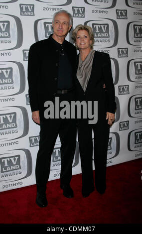Apr. 10, 2011 - New York New York, Stati Uniti - ''I LEGAMI FAMILIARI'' CAST: MICHAEL GROSS E MEREDITH BAXTER arriva per il TV Land Awards per il Jacob Javits Center di New York il 10 aprile 2011.(Immagine di credito: © Sharon Neetles/Globe foto/ZUMAPRESS.com) Foto Stock