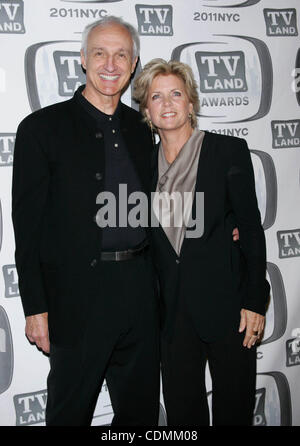 Apr. 10, 2011 - New York New York, Stati Uniti - ''I LEGAMI FAMILIARI'' CAST: MICHAEL GROSS E MEREDITH BAXTER arriva per il TV Land Awards per il Jacob Javits Center di New York il 10 aprile 2011.(Immagine di credito: © Sharon Neetles/Globe foto/ZUMAPRESS.com) Foto Stock