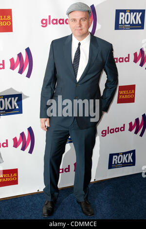 Aprile 10, 2011 - Los Angeles, California, Stati Uniti - Mike O'Malley arriva alla XXII edizione GLAAD Media Awards al The Westin Bonaventure Hotel. (Credito Immagine: © Brandon Parry/Southcreek globale/ZUMAPRESS.com) Foto Stock