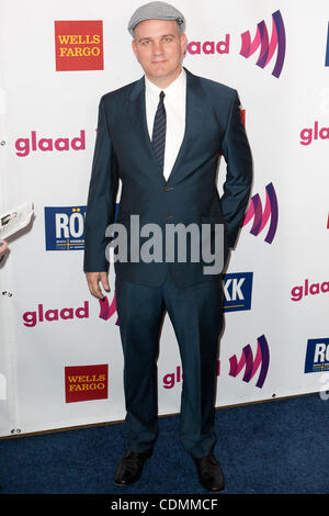 Aprile 10, 2011 - Los Angeles, California, Stati Uniti - Mike O'Malley arriva alla XXII edizione GLAAD Media Awards al The Westin Bonaventure Hotel. (Credito Immagine: © Brandon Parry/Southcreek globale/ZUMAPRESS.com) Foto Stock