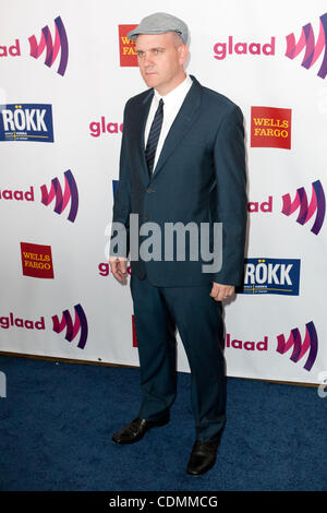 Aprile 10, 2011 - Los Angeles, California, Stati Uniti - Mike O'Malley arriva alla XXII edizione GLAAD Media Awards al The Westin Bonaventure Hotel. (Credito Immagine: © Brandon Parry/Southcreek globale/ZUMAPRESS.com) Foto Stock