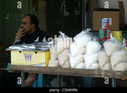 Apr 11, 2011 - Rafah nella striscia di Gaza, Territori palestinesi - un fornitore palestinese siedono al suo negozio a Rafah. Una carenza di beni di base nella Striscia di Gaza nel corso del primo trimestre del 2011 a causa di una continua prevenzione israeliano per inserire la maggior parte dei materiali, la fornitura di beni e di cibo per la Striscia di Gaza, il ministero di Nat Foto Stock