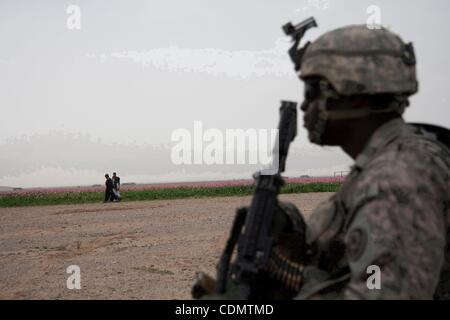 Apr 14, 2011 - quartiere Maywand, Kandahar, Afghanistan - privato di prima classe OLANDO THOMAS, 21, di Miami, Florida del 2° plotone, Hawk società del terzo squadrone, 2° Stryker reggimento di cavalleria tira la sicurezza durante una pattuglia nel villaggio di Tsapowzai nel quartiere Maywand, provincia di Kandahar, Afghanistan. Foto Stock