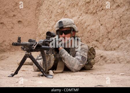 Apr 14, 2011 - quartiere Maywand, Kandahar, Afghanistan - privato di prima classe JARED WALLACE, 25, di Portland in Oregon del 2° plotone, Hawk società del terzo squadrone, 2° Stryker reggimento di cavalleria tira la sicurezza durante una pattuglia nel villaggio di Tsapowzai nel quartiere Maywand, provincia di Kandahar, Afghanistan Foto Stock