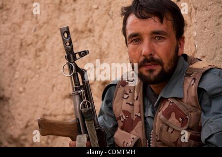 Apr 14, 2011 - quartiere Maywand, Kandahar, Afghanistan - un membro della polizia nazionale afgana guarda la telecamera come egli tira la sicurezza durante un pattugliamento comune con gli Stati Uniti Forze armate nel villaggio di Tsapowzai nel quartiere Maywand, provincia di Kandahar, Afghanistan. Mentre la sicurezza nel quartiere Maywand è Foto Stock