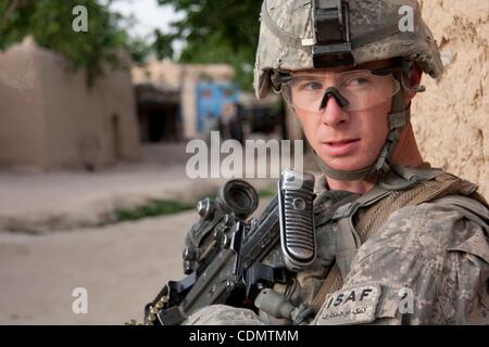 Apr 14, 2011 - quartiere Maywand, Kandahar, Afghanistan - privato di prima classe TREVOR NELSON, 27, di San Jose, California del 2° plotone, Hawk società del terzo squadrone, 2° Stryker reggimento di cavalleria tira la sicurezza durante una pattuglia nel villaggio di Tsapowzai nel quartiere Maywand, provincia di Kandahar, Afghan Foto Stock