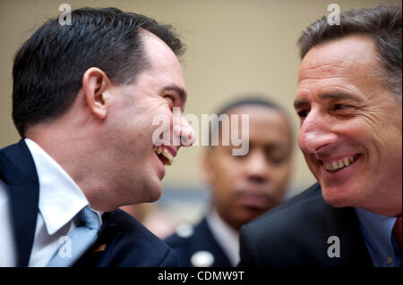 Apr. 14, 2011 - Washington, Distretto di Columbia, Stati Uniti - Gov. SCOTT WALKER (R-WI) e Gov. PETE SHUMLIN (D-VT) conferiscono durante una casa la vigilanza e la riforma del governo audizione del Comitato su "Tate e il debito comunale: scelte difficili in avanti.'' Il Governatore del Wisconsin ha difeso i suoi sforzi volti a limitare l'Emp Foto Stock