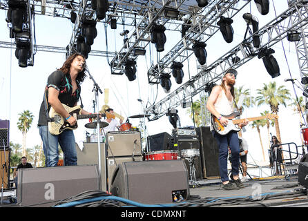 Apr 16, 2011 - Indio, California, Stati Uniti d'America - (L-R) il cantante / chitarrista MATTEO VASQUEZ e bassista chitarrista JON JAMESON della banda Delta Spirito come si esibiscono dal vivo come parte del 2011 Coachella Music & Arts Festival che si svolge all'Impero Polo campo. I tre giorni del festival sarà attrarre thousa Foto Stock