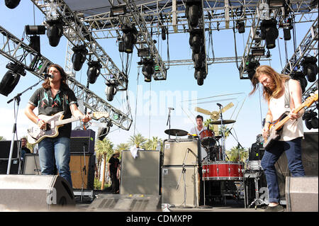 Apr 16, 2011 - Indio, California, Stati Uniti d'America - (L-R) il cantante / chitarrista MATTEO VASQUEZ e bassista chitarrista JON JAMESON della banda Delta Spirito come si esibiscono dal vivo come parte del 2011 Coachella Music & Arts Festival che si svolge all'Impero Polo campo. I tre giorni del festival sarà attrarre thousa Foto Stock