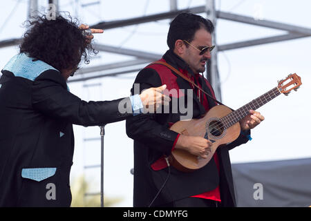 Apr. 15, 2011 - Indio, California, Stati Uniti - Ozomatli esegue al 2011 Coachella Music e Arts Festival tenutosi presso Empire Polo Club di Indio, California. (Credito Immagine: © Gerry Maceda/Southcreek globale/ZUMAPRESS.com) Foto Stock