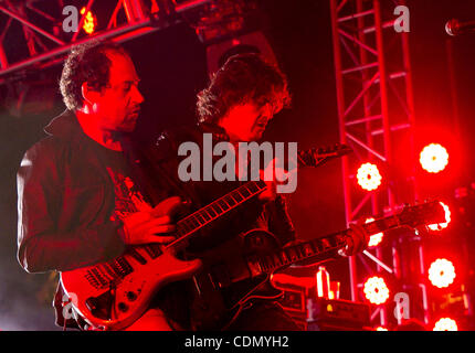 Apr. 15, 2011 - Indio, California, Stati Uniti - Caifanes esegue al 2011 Coachella Music e Arts Festival tenutosi presso Empire Polo Club di Indio, California. (Credito Immagine: © Gerry Maceda/Southcreek globale/ZUMAPRESS.com) Foto Stock