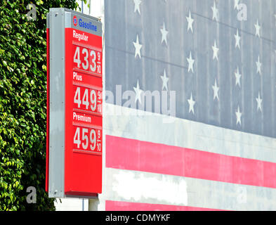 Un murale patriottica è visto accanto ai prezzi del gas posted in $4.00 gamma in corrispondenza di una stazione 76 in Hollywood, la California il 16 aprile 2011. Con il prezzo del gas al di sopra di $3.50 un gallone in tutti ma uno stato, non vi sono indicazioni che gli americani sono i tagli alla guida, inversione di un costante aumento della domanda di f Foto Stock