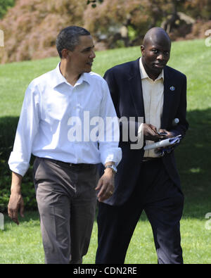 Apr. 25, 2011 - Washington, Distretto di Columbia, Stati Uniti - 4/25/11- La Casa Bianca - Washington DC.Il Presidente Barack Obama la first lady Michelle Obama e le figlie Malia e Sasha host annuale di uovo di pasqua rotolo sul South Lawn..Reggie amore, personal aide al presidente, chat con il presidente Obama Foto Stock