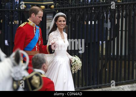 Aprile 29, 2011 - Londres, Spagna - TRH Prince William, duca di Cambridge e Caterina, duchessa di Cambridge che rendono il viaggio in carrozza processione verso Buckingham Palace a seguito del loro matrimonio a Westminster Abbey, il 29 aprile 2011 a Londra, Inghilterra. Il matrimonio della seconda in linea per il Briti Foto Stock