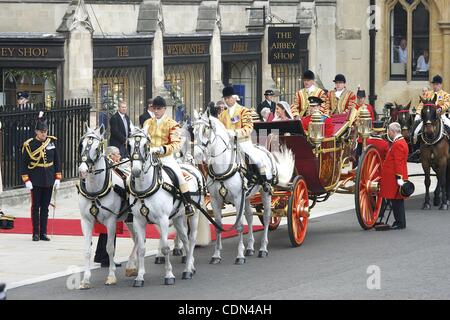 Aprile 29, 2011 - Londres, Spagna - TRH Prince William, duca di Cambridge e Caterina, duchessa di Cambridge che rendono il viaggio in carrozza processione verso Buckingham Palace a seguito del loro matrimonio a Westminster Abbey, il 29 aprile 2011 a Londra, Inghilterra. Il matrimonio della seconda in linea per il Briti Foto Stock