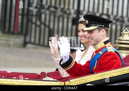 Aprile 29, 2011 - Londres, Spagna - TRH Prince William, duca di Cambridge e Caterina, duchessa di Cambridge che rendono il viaggio in carrozza processione verso Buckingham Palace a seguito del loro matrimonio a Westminster Abbey, il 29 aprile 2011 a Londra, Inghilterra. Il matrimonio della seconda in linea per il Briti Foto Stock