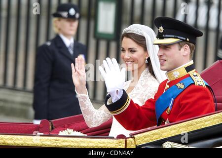 Aprile 29, 2011 - Londres, Spagna - TRH Prince William, duca di Cambridge e Caterina, duchessa di Cambridge che rendono il viaggio in carrozza processione verso Buckingham Palace a seguito del loro matrimonio a Westminster Abbey, il 29 aprile 2011 a Londra, Inghilterra. Il matrimonio della seconda in linea per il Briti Foto Stock