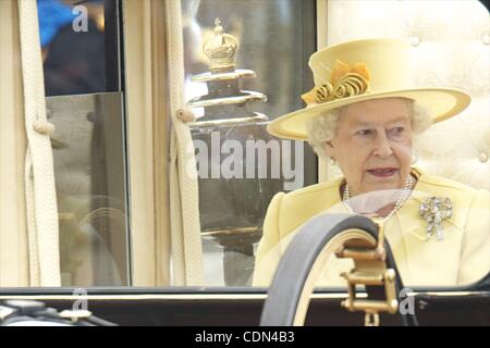 Aprile 29, 2011 - Londres, Spagna - Queen Elizabeth II il Principe Filippo , Duca di Edimburgo fare una gita in carrozza processione verso Buckingham Palace in seguito al matrimonio di Loro Altezze Reali il principe William Duca di Cambridge e Catherine Duchessa di Cambridge a Westminster Abbey, il 29 aprile 2011 in Lond Foto Stock