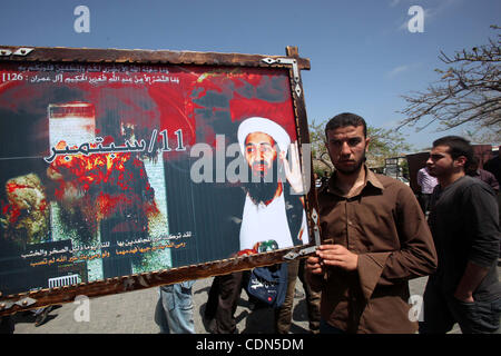 Palestinesi gridano anti-US slogan durante una manifestazione di protesta nella città di Gaza il 3 maggio 2011 dopo l uccisione di Osama Bin Laden da noi le forze speciali in un'operazione di massa in Il pakistan hill station di Abbottabad. Il Pakistan ha detto che l'uccisione di Osama bin Laden in una operazione di noi era un 'grande contrattempo' per terr Foto Stock