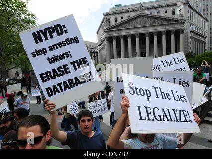 7 maggio 2011 - New York New York, Stati Uniti - I dimostranti gridare e portano i segni durante la cannabis annuale marcia per la pace e il Rally da Washington Square Park di Foley Square di sabato. (Credito Immagine: © Bryan Smith/ZUMAPRESS.com) Foto Stock