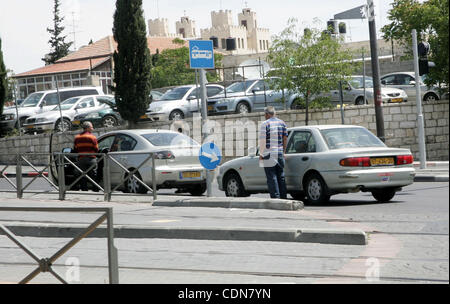 Maggio 09, 2011 - Gerusalemme, Israele - Israeliani osservare due minuti di silenzio come una sirena si lamenta in tutto il paese la marcatura giorno del ricordo per i caduti, a Gerusalemme est. Giorno del Ricordo è seguita immediatamente dal 63 anniversario della creazione di Israele nel 1948 secondo il Jewish Foto Stock