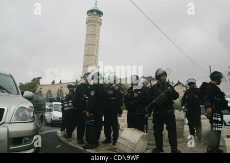 14 maggio 2011 - Gerusalemme, Israele - Israele polizia guardia durante gli scontri con i giovani palestinesi dopo il funerale di un adolescente morto dopo essere scattato come Palestinesi ha lanciato gli eventi a piangere le 1948 creazione dello stato ebraico a Gerusalemme il giorno prima e dopo il suo funerale nel Foto Stock