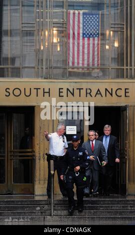 16 maggio 2011 - Manhattan, New York, Stati Uniti - Avvocati BENJAMIN BRAFMAN E WILLIAM TAYLOR LASCIA corte come IMF chief Dominique Strauss-Kahn, accusato di aver molestato sessualmente una cameriera hotel è portati di fronte al Tribunale Penale di Manhattan. Strauss-Kahn è stata negata la cauzione e come la corte lo considera un volo e di rischio Foto Stock