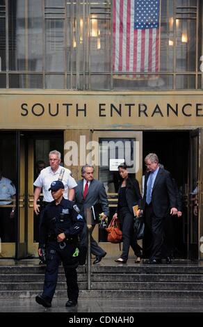 16 maggio 2011 - Manhattan, New York, Stati Uniti - Avvocati BENJAMIN BRAFMAN E WILLIAM TAYLOR LASCIA corte come IMF chief Dominique Strauss-Kahn, accusato di aver molestato sessualmente una cameriera hotel è portati di fronte al Tribunale Penale di Manhattan. Strauss-Kahn è stata negata la cauzione e come la corte lo considera un volo e di rischio Foto Stock