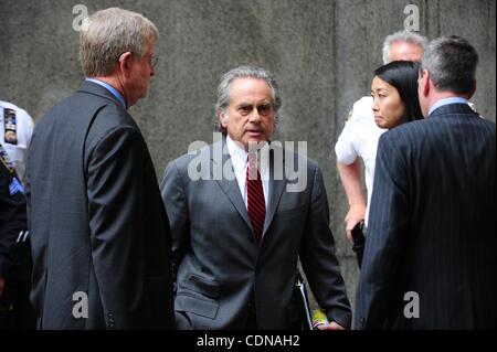 16 maggio 2011 - New York New York, Stati Uniti - Avvocati WILLIAM TAYLOR (L) e BENJAMIN BRAFMAN (C) discutere i loro client Dominique Strauss-Kahn al di fuori del Tribunale Penale di Manhattan. Strauss-Kahn, accusato di aver molestato sessualmente un hotel la cameriera è stata negata la cauzione come la corte lo considera un rischio di volo. Egli è sched Foto Stock