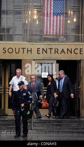 16 maggio 2011 - Manhattan, New York, Stati Uniti - Avvocati BENJAMIN BRAFMAN E WILLIAM TAYLOR LASCIA corte come IMF chief Dominique Strauss-Kahn, accusato di aver molestato sessualmente una cameriera hotel è portati di fronte al Tribunale Penale di Manhattan. Strauss-Kahn è stata negata la cauzione e come la corte lo considera un volo e di rischio Foto Stock