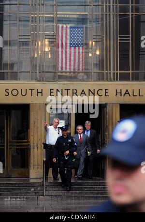 16 maggio 2011 - Manhattan, New York, Stati Uniti - Avvocati BENJAMIN BRAFMAN E WILLIAM TAYLOR LASCIA corte come IMF chief Dominique Strauss-Kahn, accusato di aver molestato sessualmente una cameriera hotel è portati di fronte al Tribunale Penale di Manhattan. Strauss-Kahn è stata negata la cauzione e come la corte lo considera un volo e di rischio Foto Stock