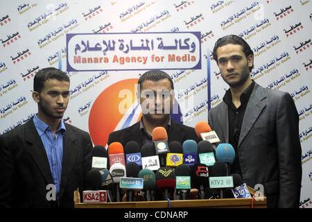 17 maggio 2011 - Gaza City, nella Striscia di Gaza - palestinese coordinatore della Coalizione per proteggere la riconciliazione, IL RAMADAN RAZEQ offre il parlato nel corso di una conferenza stampa a Gaza City. (Credito Immagine: &#169; Mohammed Asad/apaimages/ZUMAPRESS.com) Foto Stock