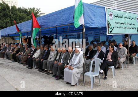 17 maggio 2011 - Gaza City, nella Striscia di Gaza - fazioni palestinesi responsabili e membri del consiglio legislativo partecipare a Gaza City nel cordoglio tenda per i martiri uccisi nel confine tra la Siria e il Libano e Israele durante i raduni per contrassegnare 63 anniversario della la Nakba ''catastrofe"" poiché la c Foto Stock