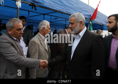 17 maggio 2011 - Gaza City, nella Striscia di Gaza - Il Primo Ministro palestinese nella Striscia di Gaza Ismail Haniya visite in Gaza city il cordoglio tenda per i martiri uccisi nel confine tra la Siria e il Libano e Israele durante i raduni per contrassegnare 63 anniversario della la Nakba ''catastrofe"" poiché la creazione di è Foto Stock