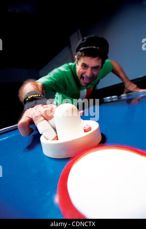 24 maggio 2011 - Houston, Texas, Stati Uniti - PHIL ARNOLD è accreditato a partire dagli Stati Uniti Air Hockey Association nel 1975 e ancora gioca con la stessa finezza che egli aveva allora. (Credito Immagine: &#169; Chris Curry/ZUMAPRESS.com) Foto Stock