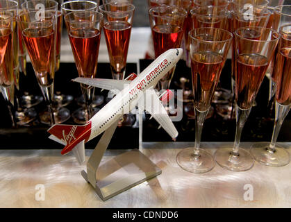 25 maggio 2011 - Chicago, IL, Stati Uniti d'America - Virgin America festeggia il lancio del suo nuovo, quotidianamente un servizio non-stop all'Aeroporto Internazionale Chicago O'Hare con un tappeto rosso di accoglienza per gli ospiti a bordo il suo doppio volo inaugurale da Los Angeles e San Francisco. Foto Stock