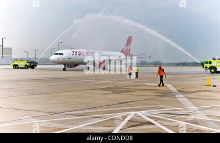 25 maggio 2011 - Chicago, IL, Stati Uniti d'America - camion fuoco offrono un cannone ad acqua saluto come Virgin America festeggia il lancio del suo nuovo, quotidianamente un servizio non-stop all'Aeroporto Internazionale Chicago O'Hare con un tappeto rosso di accoglienza per gli ospiti a bordo il suo doppio volo inaugurale da Los Angeles e San Francisco. Foto Stock