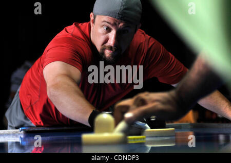 27 maggio 2011 - Houston, Texas, Stati Uniti - BRIAN ACCROCCO gioca air hockey contro un concorrente su un venerdì notte a SRO in Houston. (Credito Immagine: &#169; Chris Curry/ZUMAPRESS.com) Foto Stock