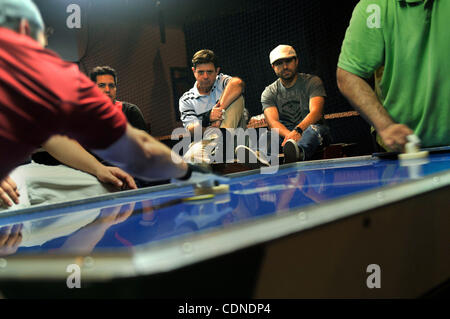 27 maggio 2011 - Houston, Texas, Stati Uniti - PHIL ARNOLD e orologi comapny due concorrenti play air hockey su un venerdì notte a SRO. (Credito Immagine: &#169; Chris Curry/ZUMAPRESS.com) Foto Stock